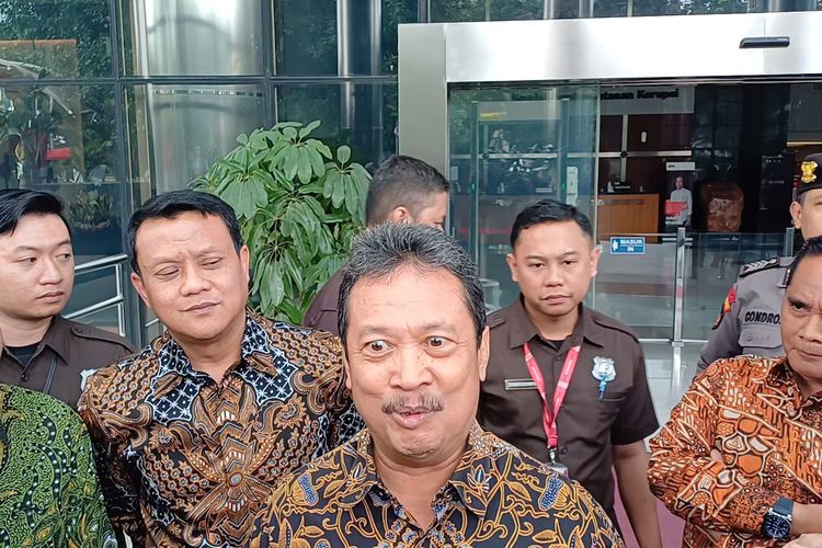 Kasus dugaan korupsi di Indonesia tidak pernah surut dari sorotan publik. Salah satu peristiwa terbaru yang mencuri perhatian adalah pemeriksaan Menteri Kelautan dan Perikanan oleh Komisi Pemberantasan Korupsi (KPK) terkait dugaan aliran dana yang mencurigakan. Pemberantasan korupsi merupakan salah satu pilar penting dalam menciptakan tata kelola pemerintahan yang bersih dan transparan. Menteri Kelautan dan Perikanan, sebagai salah satu penggagas kebijakan di sektor maritim, tentu memiliki tanggung jawab besar dalam menjaga integritas dan kepercayaan publik. Artikel ini akan membahas lebih dalam mengenai dugaan tersebut, langkah-langkah yang diambil oleh KPK, serta implikasi dari kasus ini terhadap sektor kelautan dan perikanan di Indonesia. Dugaan Aliran Dana yang Melibatkan Menteri Dugaan aliran dana terkait Menteri Kelautan dan Perikanan merupakan isu yang serius, karena dapat mengindikasikan adanya praktik korupsi yang melibatkan pejabat tinggi negara. Dalam konteks ini, KPK telah melakukan penyelidikan yang mendalam untuk mengumpulkan bukti-bukti yang diperlukan. Proses ini mencakup pengumpulan informasi dari berbagai sumber, termasuk saksi-saksi yang dianggap mengetahui praktik-praktik yang mencurigakan. Salah satu aspek yang menjadi fokus perhatian adalah penggunaan anggaran di sektor kelautan dan perikanan. Sebagai menteri, ia memiliki kewenangan untuk mengelola anggaran negara yang dialokasikan untuk pembangunan infrastruktur, program pemberdayaan masyarakat pesisir, serta konservasi sumber daya laut. Jika ada indikasi penyalahgunaan wewenang dalam pengelolaan anggaran tersebut, maka hal ini berpotensi menjadi kasus hukum yang besar. KPK juga telah memanggil sejumlah pejabat di Kementerian Kelautan dan Perikanan untuk memberikan keterangan. Ini dilakukan untuk menggali informasi lebih lanjut mengenai aliran dana yang diduga tidak sesuai prosedur. Dalam proses penyelidikan ini, KPK berupaya untuk menemukan bukti-bukti konkret yang dapat mengaitkan Menteri dengan praktik korupsi yang dituduhkan. Melalui penyelidikan yang transparan dan akuntabel, KPK berusaha memastikan bahwa tidak ada pihak yang kebal hukum, termasuk pejabat tinggi negara. Hal ini penting untuk menjaga kepercayaan masyarakat terhadap institusi pemerintah dan mendorong terciptanya iklim investasi yang sehat di sektor kelautan dan perikanan. Langkah-Langkah KPK dalam Menyelidiki Kasus Ini KPK sebagai lembaga penegak hukum memiliki berbagai langkah yang bisa diambil untuk menyelidiki dugaan korupsi, termasuk yang melibatkan Menteri Kelautan dan Perikanan. Pertama-tama, KPK akan melakukan pengumpulan data dan informasi dari berbagai sumber. Ini termasuk dokumen-dokumen keuangan, laporan penggunaan anggaran, serta keterangan dari saksi-saksi yang relevan. Proses ini sangat krusial untuk membangun dasar yang kuat sebelum mengambil langkah hukum lebih lanjut. Setelah data terkumpul, KPK akan menganalisis informasi tersebut untuk menentukan apakah ada indikasi pelanggaran hukum. Jika ditemukan bukti yang cukup, KPK bisa melangkah ke tahap selanjutnya, yaitu pemanggilan dan pemeriksaan saksi-saksi termasuk Menteri sendiri. Dalam hal ini, Menteri Kelautan dan Perikanan memiliki hak untuk memberikan klarifikasi atas tuduhan yang dilayangkan kepadanya. KPK juga memiliki kewenangan untuk melakukan penyitaan terhadap dokumen atau aset yang dianggap relevan dengan kasus tersebut. Ini penting untuk mencegah adanya penghilangan barang bukti yang dapat menghambat proses penyelidikan. Dalam beberapa kasus, KPK juga bekerja sama dengan lembaga lain, seperti Kepolisian dan Kejaksaan, untuk memperkuat penyidikan. Selain itu, KPK juga harus mengikuti prosedur hukum yang berlaku untuk menjaga agar proses penyelidikan berjalan dengan adil dan transparan. Hal ini penting untuk memastikan bahwa semua pihak yang terlibat mendapatkan hak-hak hukumnya, sekaligus mempertahankan integritas lembaga penegak hukum itu sendiri. Dalam konteks ini, publik juga memiliki peran penting dalam mendukung pemberantasan korupsi. Melalui pengawasan dan kritik yang konstruktif, masyarakat dapat membantu KPK dalam menjalankan tugasnya. Oleh karena itu, penting bagi masyarakat untuk tetap mengikuti perkembangan kasus ini dan memberikan dukungan kepada KPK dalam menjalankan tugasnya. Implikasi Kasus Ini terhadap Sektor Kelautan dan Perikanan Kasus dugaan aliran dana yang melibatkan Menteri Kelautan dan Perikanan tentu memiliki implikasi yang luas, tidak hanya bagi individu yang terlibat, tetapi juga untuk sektor kelautan dan perikanan secara keseluruhan. Pertama, kasus ini dapat mempengaruhi kepercayaan publik terhadap Kementerian Kelautan dan Perikanan. Jika terbukti ada praktik korupsi, masyarakat mungkin akan kehilangan kepercayaan terhadap kemampuan Kementerian dalam mengelola sumber daya laut yang merupakan salah satu aset bangsa. Kedua, sektor perikanan yang sudah mengalami berbagai tantangan seperti penangkapan ikan ilegal, perubahan iklim, dan kerusakan ekosistem laut dapat semakin tertekan. Ketidakstabilan dalam manajemen dan pengelolaan anggaran yang disebabkan oleh dugaan korupsi bisa mengakibatkan program-program penting untuk konservasi dan pengembangan perikanan terhambat. Hal ini berpotensi mengancam keberlangsungan hidup masyarakat pesisir yang bergantung pada sektor ini. Ketiga, kasus ini juga dapat menjadi sinyal bagi investor dan pelaku usaha di bidang kelautan dan perikanan. Ketidakpastian hukum dan reputasi institusi pemerintah yang buruk dapat membuat investor enggan untuk berinvestasi. Sebaliknya, jika KPK berhasil membuktikan bahwa tidak ada praktik korupsi, hal ini dapat meningkatkan kepercayaan investor dan menjadikan sektor kelautan dan perikanan lebih menarik. Keempat, kasus ini dapat memicu reformasi dalam manajemen dan pengawasan di sektor kelautan dan perikanan. Apabila terbukti ada kesalahan dalam pengelolaan anggaran, maka akan ada dorongan untuk melakukan evaluasi dan perbaikan kebijakan. Hal ini penting untuk memastikan bahwa anggaran negara digunakan sesuai dengan tujuan yang telah ditetapkan, serta untuk meningkatkan transparansi dan akuntabilitas dalam pengelolaan sumber daya alam. Secara keseluruhan, kasus dugaan aliran dana yang melibatkan Menteri Kelautan dan Perikanan memiliki potensi untuk membawa perubahan besar bagi sektor ini. Publik, pemerintah, dan seluruh stakeholder di sektor kelautan dan perikanan perlu bersinergi untuk menciptakan sebuah ekosistem yang bersih, transparan, dan berkelanjutan. Upaya Pemberantasan Korupsi dan Peran Masyarakat Sebagai sebuah lembaga yang dibentuk untuk memberantas korupsi, KPK memiliki peran yang sangat penting dalam menjaga integritas pemerintahan. Namun, upaya pemberantasan korupsi tidak hanya menjadi tanggung jawab KPK semata, tetapi juga memerlukan partisipasi aktif dari masyarakat. Dalam kasus dugaan aliran dana yang melibatkan Menteri Kelautan dan Perikanan, masyarakat diharapkan dapat berperan sebagai pengawas yang aktif. Salah satu cara masyarakat dapat berkontribusi adalah dengan melaporkan jika menemukan indikasi praktik korupsi di lingkungan sekitar. KPK menyediakan saluran untuk pengaduan masyarakat, yang diharapkan dapat membantu lembaga tersebut dalam melakukan penyelidikan yang lebih efektif. Dengan adanya partisipasi aktif dari masyarakat, KPK dapat lebih cepat mengidentifikasi dan menangani kasus-kasus korupsi yang ada. Selain itu, pendidikan dan sosialisasi mengenai bahaya dan dampak korupsi juga perlu dilakukan. Masyarakat perlu diajak untuk memahami bahwa korupsi tidak hanya merugikan negara, tetapi juga berdampak langsung pada kehidupan mereka. Misalnya, dana untuk pembangunan infrastruktur yang disalahgunakan dapat mengakibatkan kualitas jalan, pelabuhan, dan fasilitas umum lainnya menjadi buruk, yang pada akhirnya mengganggu aktivitas ekonomi masyarakat. Peran media juga sangat penting dalam memberantas korupsi. Media massa berfungsi sebagai jembatan informasi antara pemerintah dan masyarakat, sehingga setiap perkembangan kasus dugaan korupsi dapat diketahui oleh publik. Dengan adanya laporan yang akurat dan berimbang, masyarakat dapat menilai kinerja pemerintah dan institusi penegak hukum dalam memberantas korupsi. Dalam konteks ini, keberadaan lembaga independen yang melakukan pengawasan terhadap penggunaan anggaran juga sangat diperlukan. Lembaga-lembaga ini dapat memberikan rekomendasi dan masukan kepada pemerintah untuk meningkatkan transparansi dan akuntabilitas dalam pengelolaan anggaran negara. Kesadaran masyarakat untuk aktif berpartisipasi dalam pemberantasan korupsi akan menciptakan budaya anti-korupsi yang kuat di Indonesia. Dengan begitu, upaya pemberantasan korupsi tidak hanya menjadi tugas KPK dan pemerintah, tetapi juga menjadi tanggung jawab bersama seluruh elemen masyarakat.