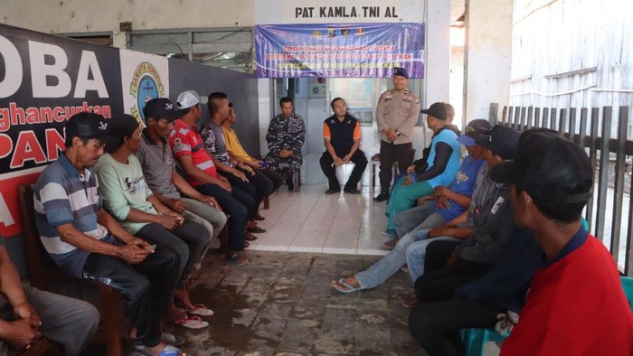 Polisi Beri Penyuluhan ke Nelayan Kota Pasuruan Soal Larangan Bom Ikan